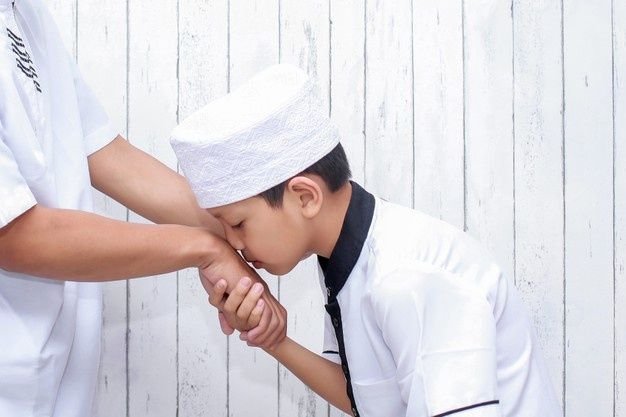 Apakah Boleh Mencium Tangan Ustadz atau Kyai?