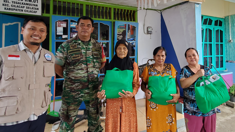Sinergi Kemanusiaan: LAZIS An Naba dan Babinsa Cilacap Selatan Bergandengan Tangan Bantu Warga