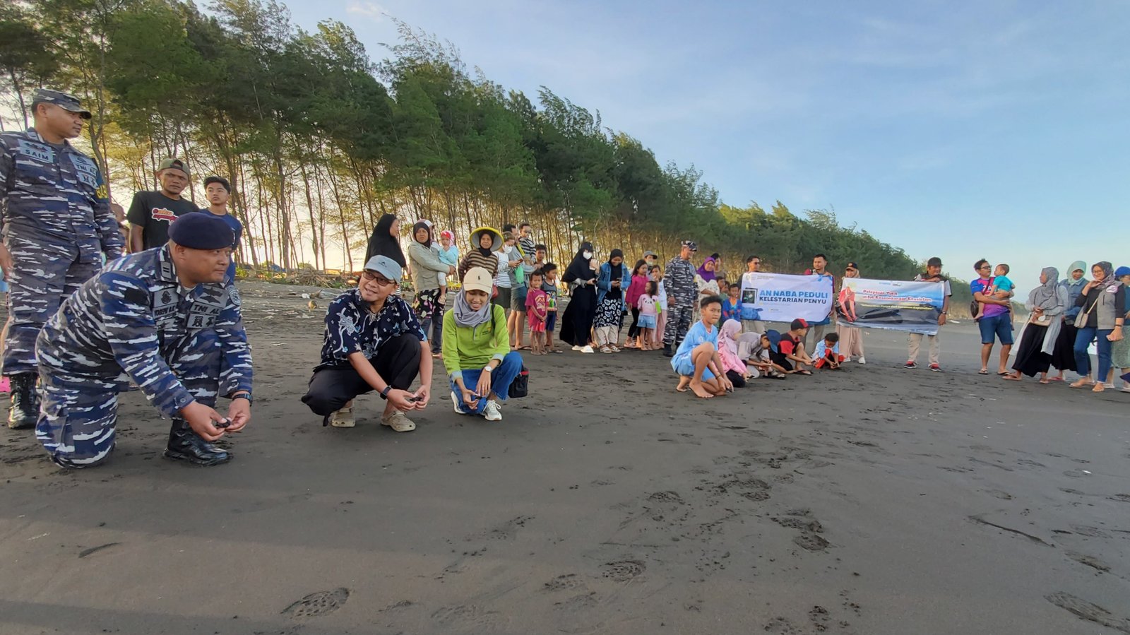 Upaya Untuk Menjaga Ekosistem Laut & Kelestarian Alam, Yayasan An-Naba Jawa Tengah Melakukan Pelepasan Tukik & Bersih Pantai