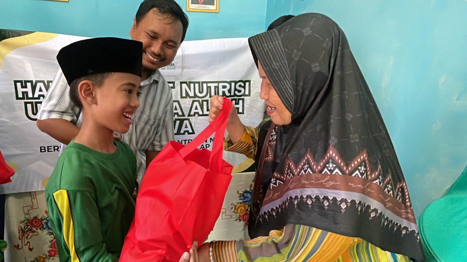 Berbagi Hadiah Bersama Santri Penghafal Qur'an Untuk Lansia, Tumbuhkan Empati & Semangat