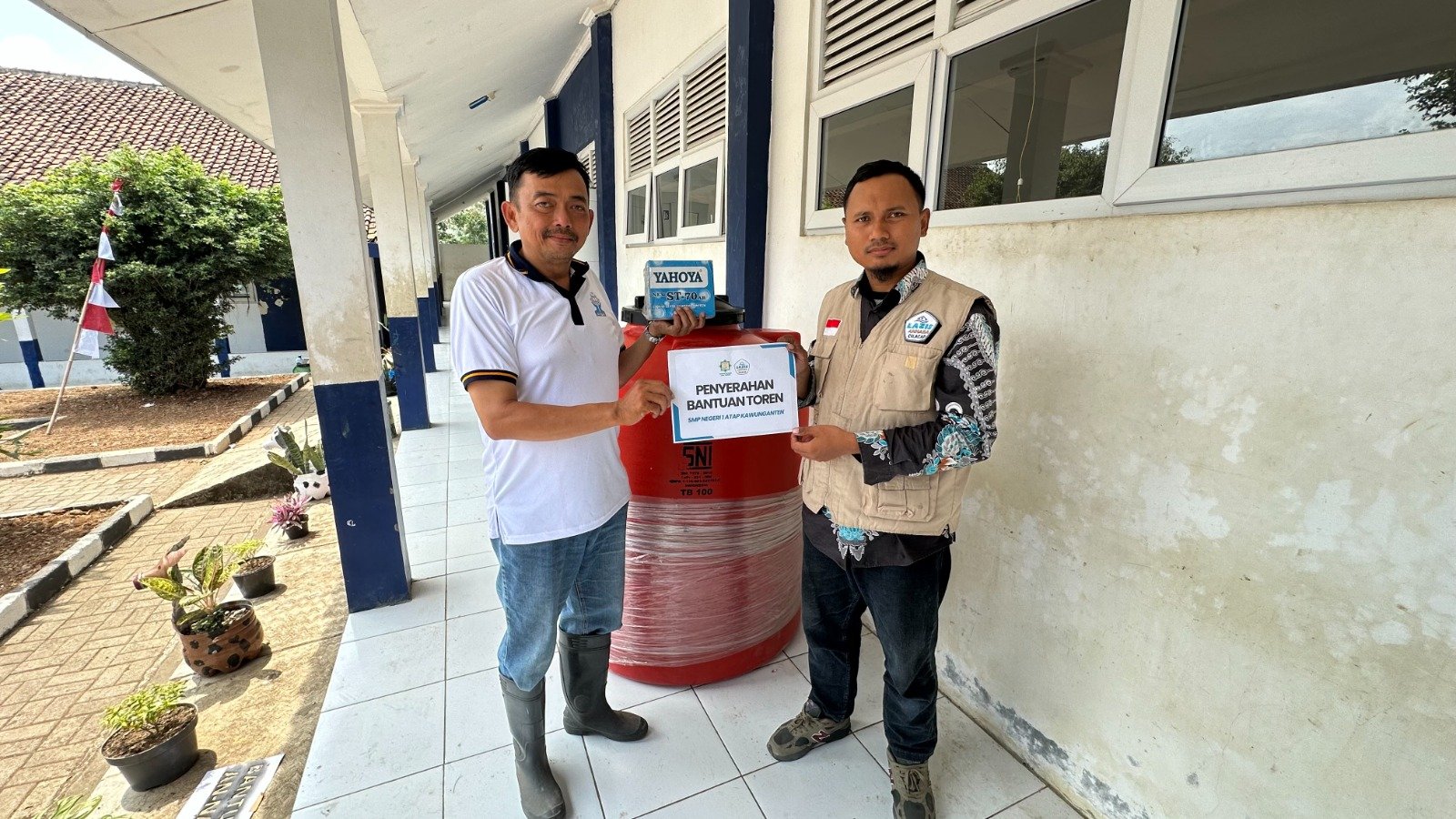 Dukung Ketersediaan Air Bersih, Lazis AnNaba Berikan Bantuan Toren untuk SMPN Satu Atap 4 Kawunganten