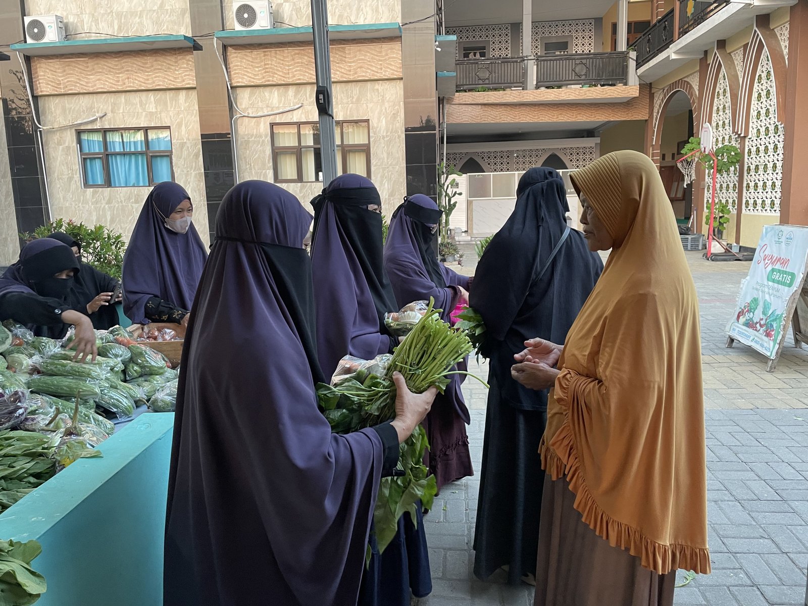 Dari Kita, untuk Senyum Mereka: 398 Paket Sayur Tuntas Tersalurkan